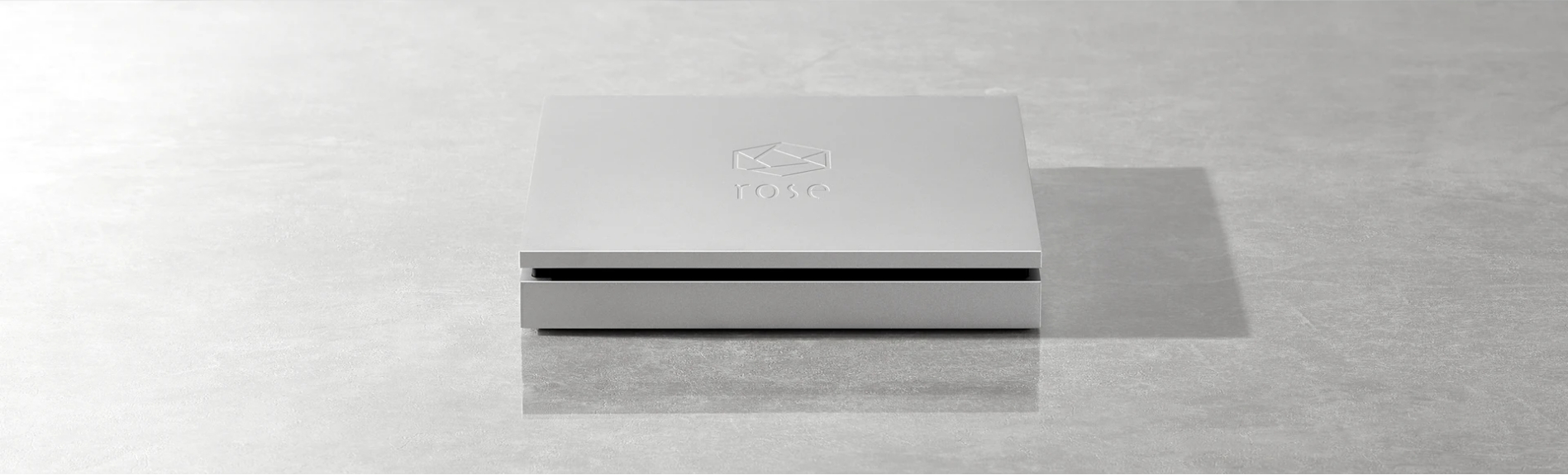 Il CD Rose RSA780 è un dispositivo audio hi-end con design in alluminio spazzolato e finiture di alta qualità. Il Rose RSA780 è noto per la sua eccellente qualità sonora, supporto a formati audio ad alta risoluzione e componentistica di precisione. L’immagine mostra il pannello frontale con il display integrato e il caricatore CD, perfetto per audiofili e appassionati di musica digitale. Ideale per chi cerca un lettore CD con prestazioni superiori e design elegante per il proprio impianto hi-fi.