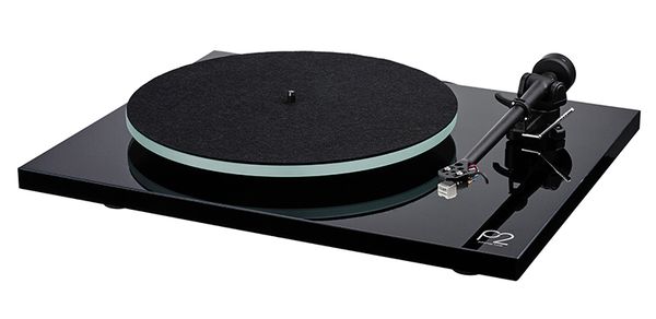 Rega Planar 2: il giradischi con prestazioni di livello a un prezzo competitivo  Il Rega Planar 2 rappresenta una scelta vincente per chi cerca un giradischi dal rapporto qualità-prezzo eccezionale. Con oltre 40 anni di evoluzione alle spalle, questo modello incarna l'impegno di Rega nel creare prodotti accessibili ma dalle prestazioni affidabili e di alto livello.  Un'evoluzione costante  Dal 1976 a oggi, il Planar 2 è stato continuamente perfezionato per mantenersi competitivo. L’ultima versione è un giradischi completamente rinnovato, con componenti come il piatto in vetro Optiwhite da 10 mm, un motore sincrono a 24 V e il braccio RB220 con cuscinetti a bassissimo attrito. Ogni dettaglio è studiato per offrire una qualità audio di alto livello a un prezzo che sorprende.  Costruzione e innovazione tecnica  Il plinto laminato ad alta lucentezza è disponibile nei colori nero, bianco e rosso. Il design minimalista non è solo estetica: ogni elemento, dal posizionamento dell'interruttore sotto il plinto al sistema di piedini migliorato, è pensato per ottimizzare stabilità e isolamento dalle vibrazioni.  Il piatto in vetro è progettato per garantire una rotazione precisa, abbinato al cuscinetto centrale in ottone da 11 mm che assicura un funzionamento fluido e silenzioso. Dettagli che, a questo prezzo, sono difficili da trovare.  Configurazione pronta all'uso  Il Planar 2 è pensato per semplificare l’esperienza dell’utente. La configurazione richiede pochi minuti: basta bilanciare il braccio RB220, già preimpostato per lavorare con la testina Rega Carbon fornita di serie. Il sistema di montaggio a tre punti facilita eventuali futuri upgrade.  Prestazioni sonore notevoli  Questo giradischi è progettato per restituire la musica nella sua forma più naturale e avvolgente, senza necessità di artifici.  Durante i test, il Planar 2 si è dimostrato all’altezza di sfide musicali diverse. Con "Hotel California" degli Eagles, la separazione degli strumenti è risultata chiara e ben definita, mentre i dettagli delle chitarre erano tangibili e realistici. Passando al jazz con "Take Five" di Dave Brubeck, la riproduzione ha messo in evidenza il ritmo complesso e la profondità del sax senza mai perdere fluidità.  Anche con produzioni elettroniche come "The North Borders" di Bonobo, il Planar 2 ha mantenuto un equilibrio perfetto tra bassi profondi e una scena sonora ariosa, dimostrando una capacità di adattamento rara in questa fascia di prezzo.  Conclusione: qualità ad un prezzo accessibile  Il Rega Planar 2 si distingue per la capacità di offrire prestazioni audio di livello superiore a un prezzo altamente competitivo. Non si limita a essere un punto di ingresso nel mondo del vinile, ma rappresenta una soluzione versatile e di qualità per gli appassionati di ogni livello.  Se cerchi un giradischi che unisca semplicità d’uso, design elegante e una qualità sonora che supera le aspettative, il Rega Planar 2 è una scelta eccellente. Un ottimo investimento per gli amanti del vinile, che offre un valore che pochi altri prodotti nella sua categoria possono eguagliare.