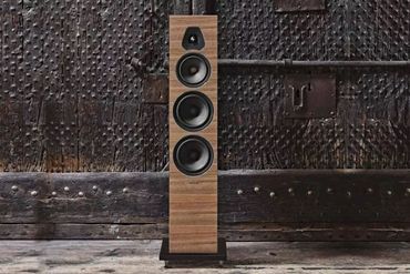 sonus_faber_lumina_v_walnut.jpg