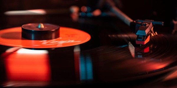 Clamp giradischi: cos'è, perché si usa, quale acquistare