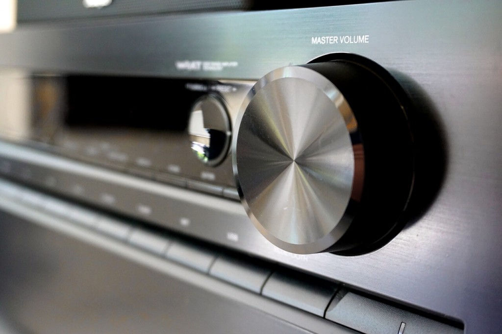 Audio amplifier: quick guide to choosing (with examples)