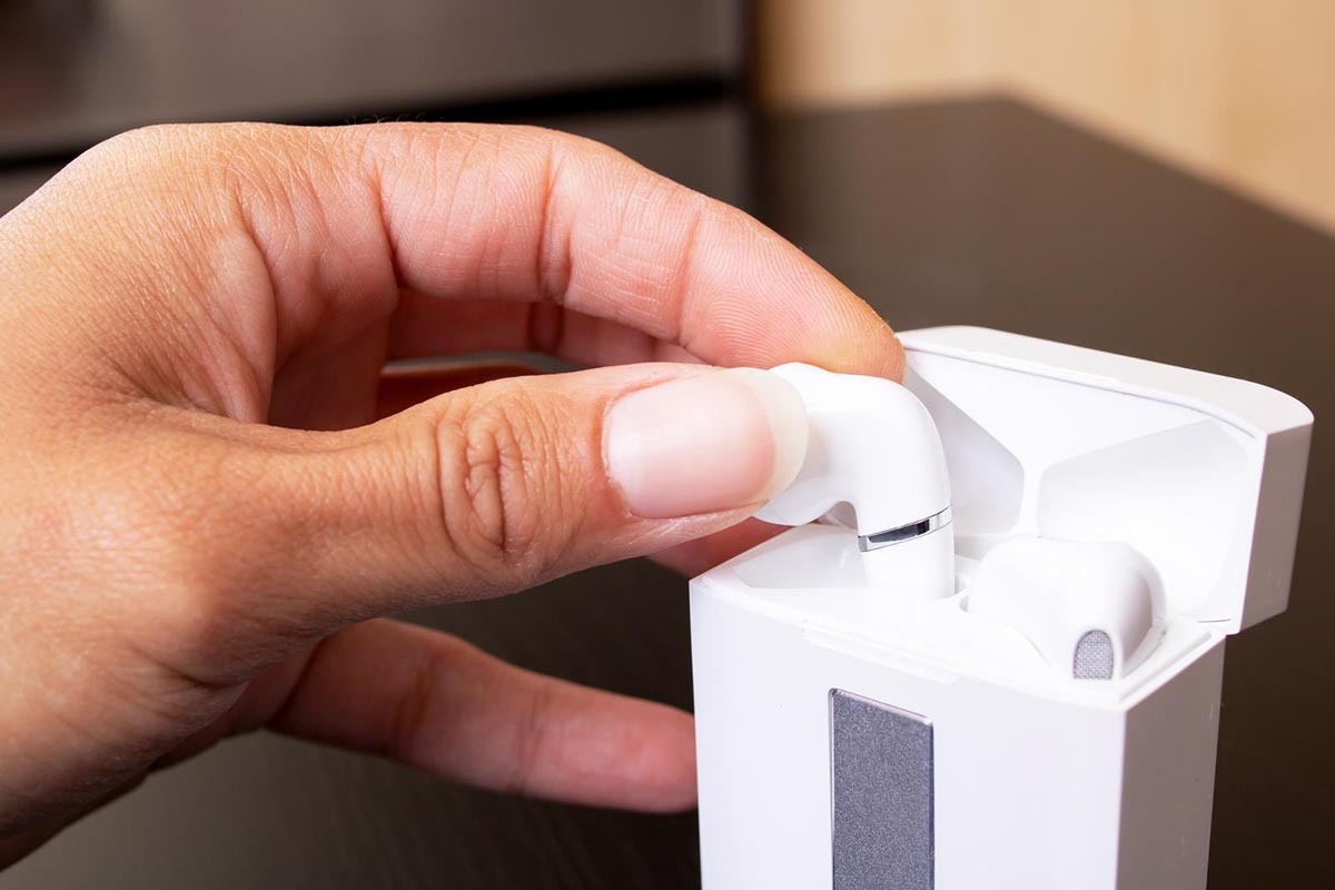 Cosa scegliere tra cuffie e auricolari? Come decidere al meglio